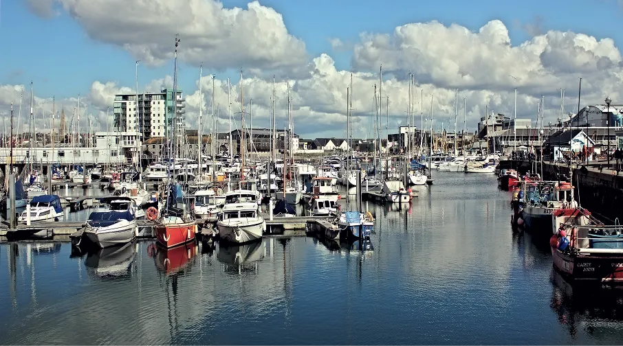 Arrange commercial freight collections and sea, air, and road distribution across Bath.